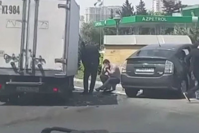 Binəqədi rayonunda “Prius” yük avtomobili ilə toqquşub