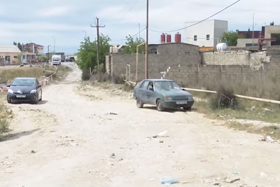 Balaxanı qəsəbəsində yağış zamanı yollar keçilməz olur