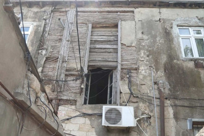 Bakıda qamışdan inşa edilən bina uçmaq təhlükəsi ilə üzləşib