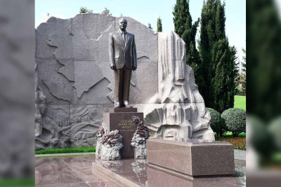 Prezident İlham Əliyev Heydər Əliyevin məzarını ziyarət edib