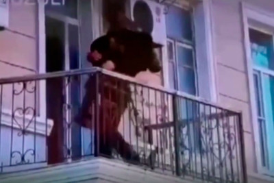 Bakıda polis yanan evə girərək vətəndaşı ölümdən xilas edib