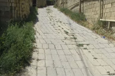 Sulutəpədə sakinlər asfaltsız yolu “kubik”lərlə döşəyiblər