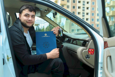 Sabunçu rayonunda şəhid ailələri və müharibə əlillərinə avtomobillər və mənzil verilib