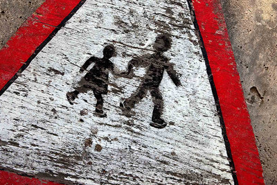 Bakıda avtomobil uşaqları ilə yolu keçən iki qadını vurub