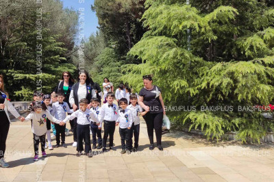 Məktəblilər Ümummilli lider Heydər Əliyevin məzarını ziyarət ediblər