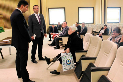 Yasamal rayon icra başçısı sakinləri qəbul edib