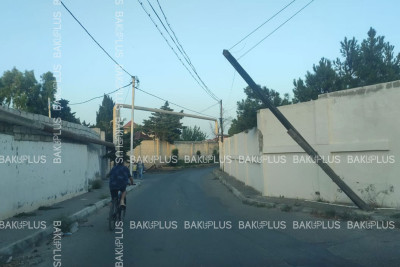 Buzovna çimərliyinin yaxınlığında elektrik dirəyi aşa bilər