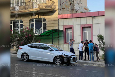 Yasamal rayonunda “Prius” qəzaya düşüb