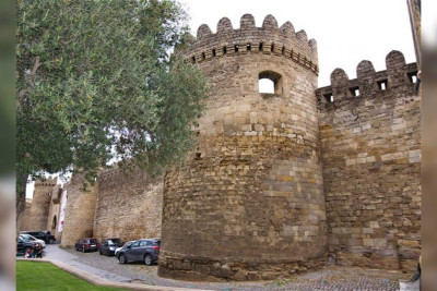 Bakıda qala divarına “Z” hərfini çəkən yaşlı kişi saxlanılıb
