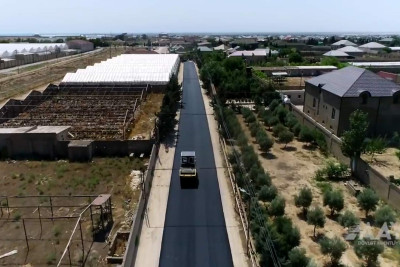 Zirə qəsəbəsində yollarda təmir işləri aparılır