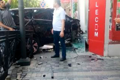 Bülbül prospektində qəza: “Prius” mağazaya çırpılıb