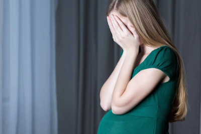 Yüngül həyat tərzi keçirən 15 yaşlı qız qardaşı tərəfindən döyülüb