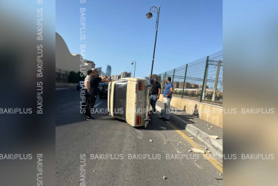 Bakıda avtomobil aşaraq divara çırpılıb