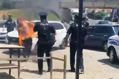 Bayıl qəsəbəsində qız sevgilisinə görə özünü yandırdı