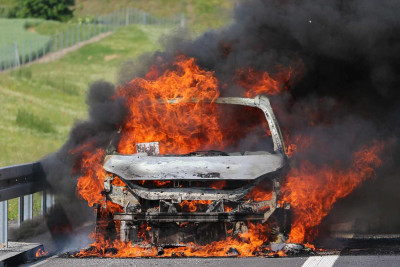 Bakıda avtomobil qəfil alışıb və yanmağa başlayıb