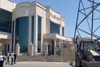 “Madonna” şadlıq sarayı elektrik xəttinin dirəyini qanunsuz olaraq hasara alıb