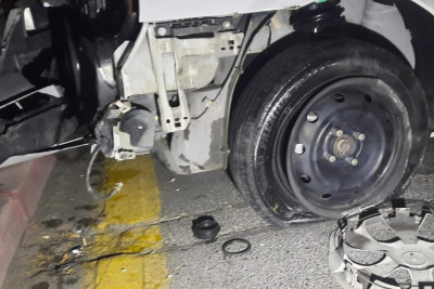 Yasamal rayonunda avtomobil yol kənarındakı beton maneəyə çırpılıb: yaralılar var