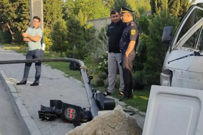 Bakıda sürücü idarəetməni itirərək avtomobilə və işıqfora çırpılıb