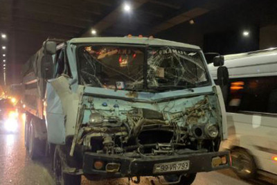 Ziya Bünyadov prospektindəki tuneldə iki “KamAZ” toqquşub