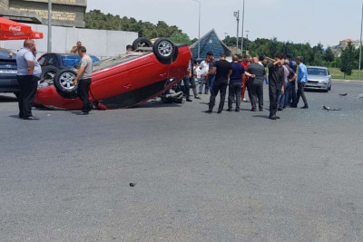 Beynəlxalq Avtovağzalın yaxınlığında “Prius” aşıb