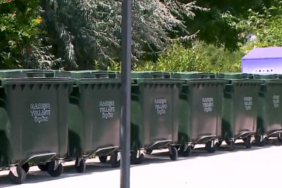 Bakıda dayanacaqda xoşagəlməz qoxu yayılır: ərazidə zibil qutuları quraşdırılıb