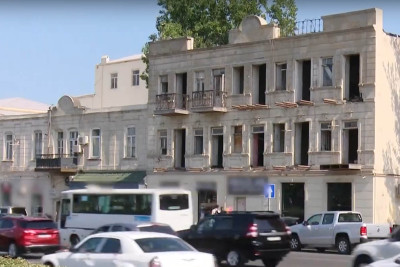 Bakıda piyadalar hər gün söküntü işləri tamamlanmayan binanın altından keçirlər