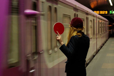Bakı metrosunda sərnişinin ayağı qapı arasında qalıb?