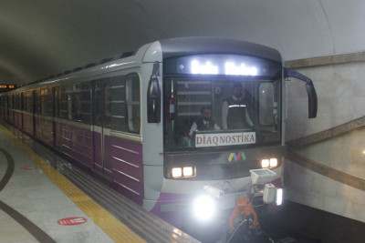 Bakı metrosunda qız huşunu itirib