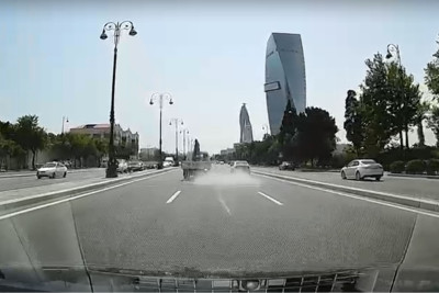Bakıda yola düşən şüşənin parçaları insanları təhlükə altında qoyub