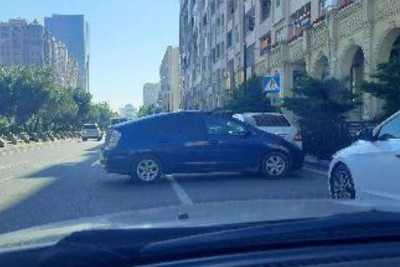 Bakıda sürücü maşını saxlayaraq yolun yarısını bağlayıb