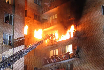 Bakıda çoxmərtəbəli binada yanğın söndürülüb - YENİLƏNİB