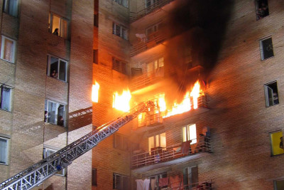 Xətai rayonunda 15 mərtəbəli binada yanğın baş verib