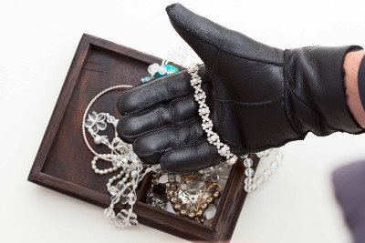 Binə qəsəbə sakinini hədələyərək oğurluq edən şəxs saxlanılıb