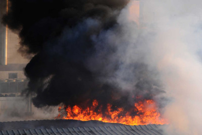 Xəzər rayonunda birmərtəbəli tikili yanıb