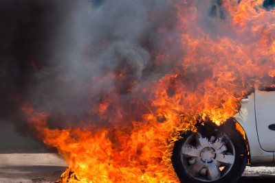 Xəzər rayonunda "Opel" markalı minik avtomobili yanıb