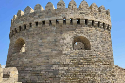 Bakının qala divarlarına qarşı vandalizm sosial şəbəkələrdə hiddətə səbəb olub