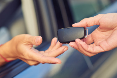 Paytaxtda “maşın alverçisi” lizinqdə olan avtomobilləri satırdı