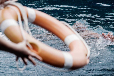 Dənizdə batma təhlükəsi ilə üzləşən şəxs xilas olunub