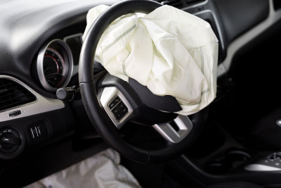 Aeroport yolunun Binədən keçən hissəsində iki avtomobil toqquşub