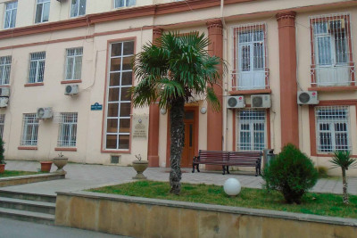 Bakıda hotellərin birində ər arvadını öldürmək istəyib