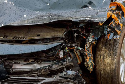 Ziya Bünyadovda qəza: “Prius” işıq dirəyinə çırpılıb