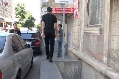 Bir tərəfdə parkinq, digər tərəfdə zirzəmi: Yasamalda piyadalar səkidən istifadə edə bilmir