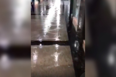 Bakı şəhərinin mərkəzində keçidi su basıb - YENİLƏNİB