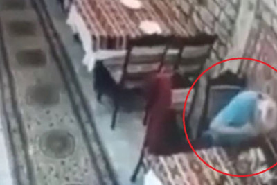 Bakıda restoranın ofisiantı qonağı xilas edib