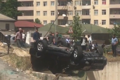 Yasamal rayonunda azyaşlı “Prado”-nu dərəyə uçurub