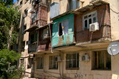Bakıda məcburi köçkünlər uçmaqda olan binada yaşayır