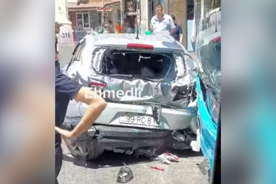Xətaidə sərnişin avtobusu minik avtomobili ilə toqquşub: yaralılar var