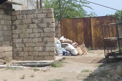 Zirə qəsəbəsinin sakinləri ərazidə zibil konteynerlərinin olmamasından şikayətçidirlər