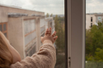 Xətai rayonunda 3 yaşlı uşaq ikinci mərtəbədən yıxılıb