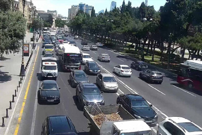 Neftçilər prospektində sıxlıq var: təmir işləri aparılır